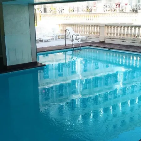 Le Victoria, 2p Moderne, Les Pieds Dans L'eau, Parking, Piscine Menton
